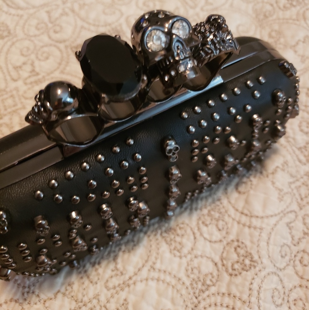 Skull knuckle clutch black